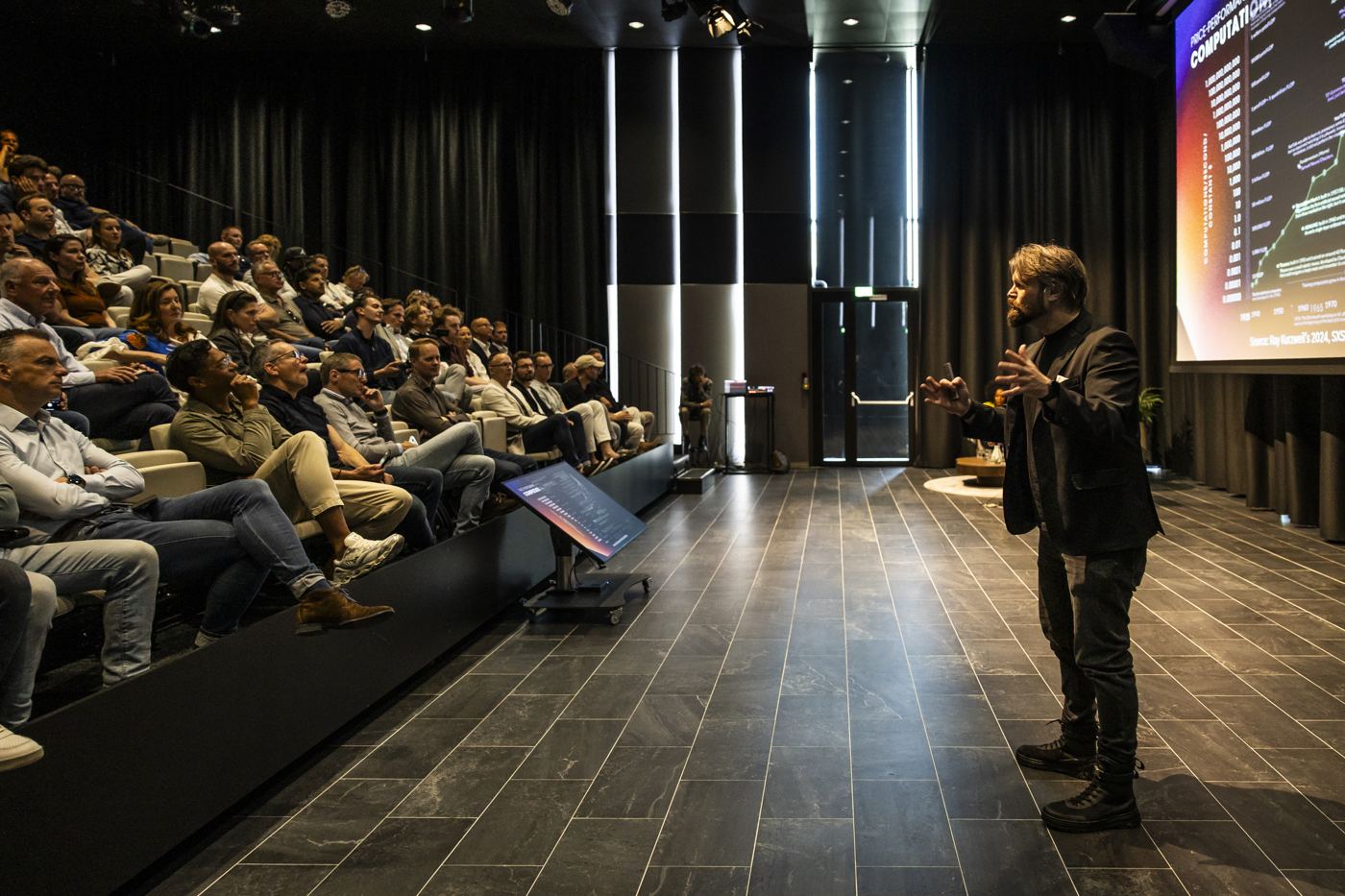 Zicht vanaf het podium over een volle zaal