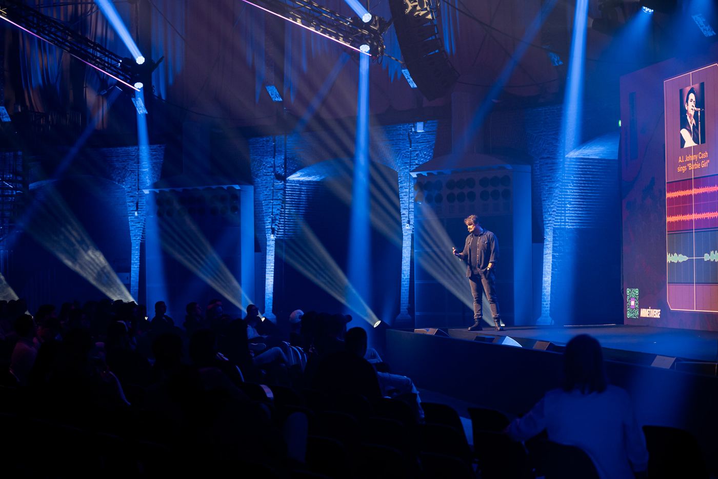 Concertblauw podiumlicht tijdens de keynote