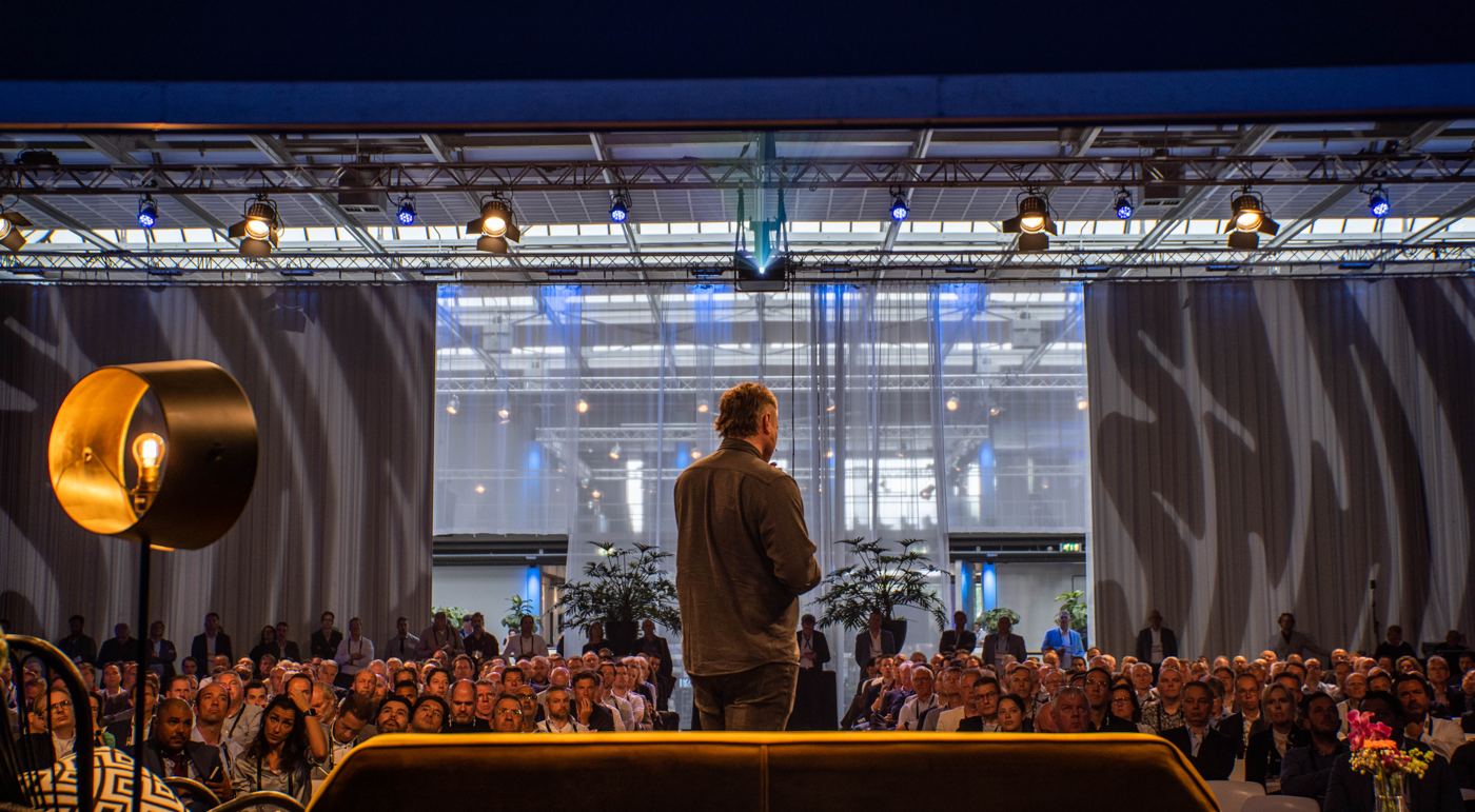Tegenlicht-silhouet op een breed podium